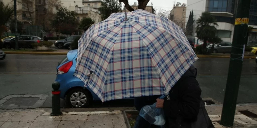Επιμένουν οι βροχές και σήμερα, αλλά παραμένει ψηλά η θερμοκρασία - Νέο έκτακτο δελτίο της ΕΜΥ