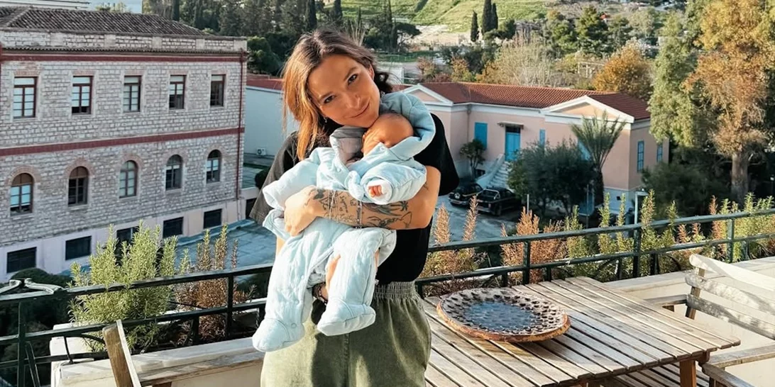 "Παντού μαζί" | Η Εριέττα Κούρκουλου Λάτση στο αυτοκίνητο αγκαλιά με τον κατάξανθο μικρό της Λέοντα