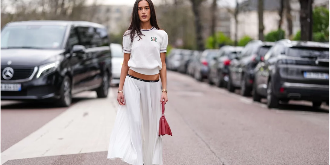 Πώς θα φορέσεις κομψά μια λευκή φούστα φέτος την άνοιξη