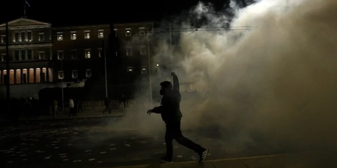 30 προσαγωγές, εκ των οποίων 7 συλλήψεις, στα επεισόδια στο Σύνταγμα - 3 αστυνομικοί τραυματίες