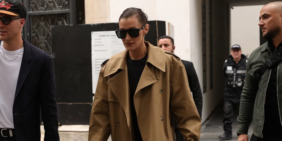 Πώς θα φορέσεις δημιουργικά τις cropped καμπαρντίνες που αποτελούν τάση της σεζόν