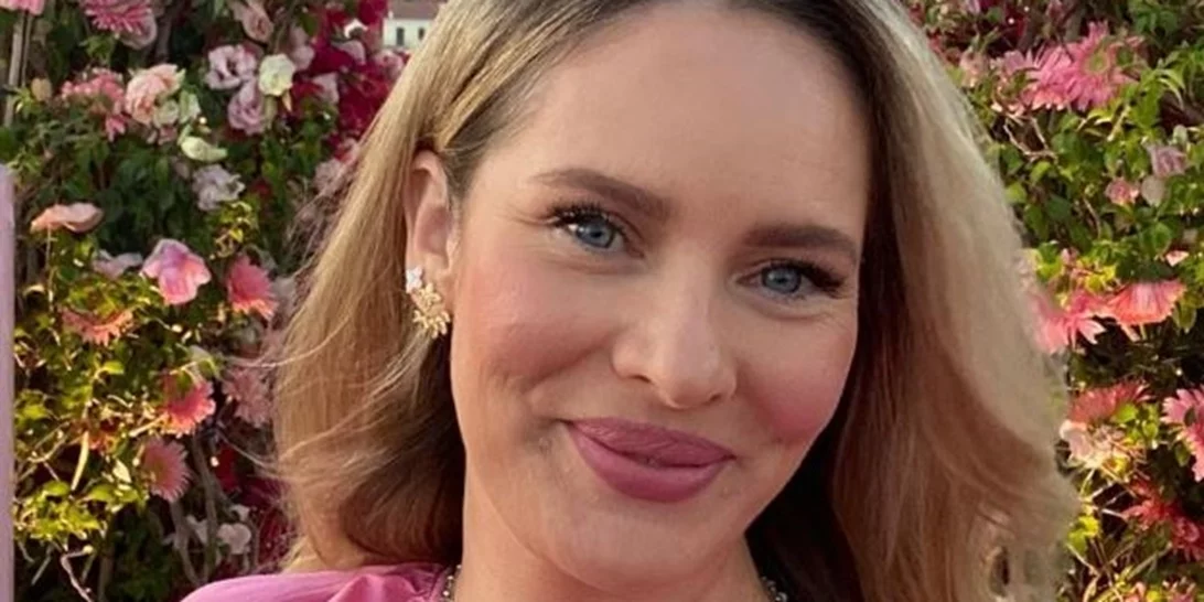 Βραδινή έξοδος για την Ανίτα Μπραντ | Πώς συνδύασε το Zara τζιν της;