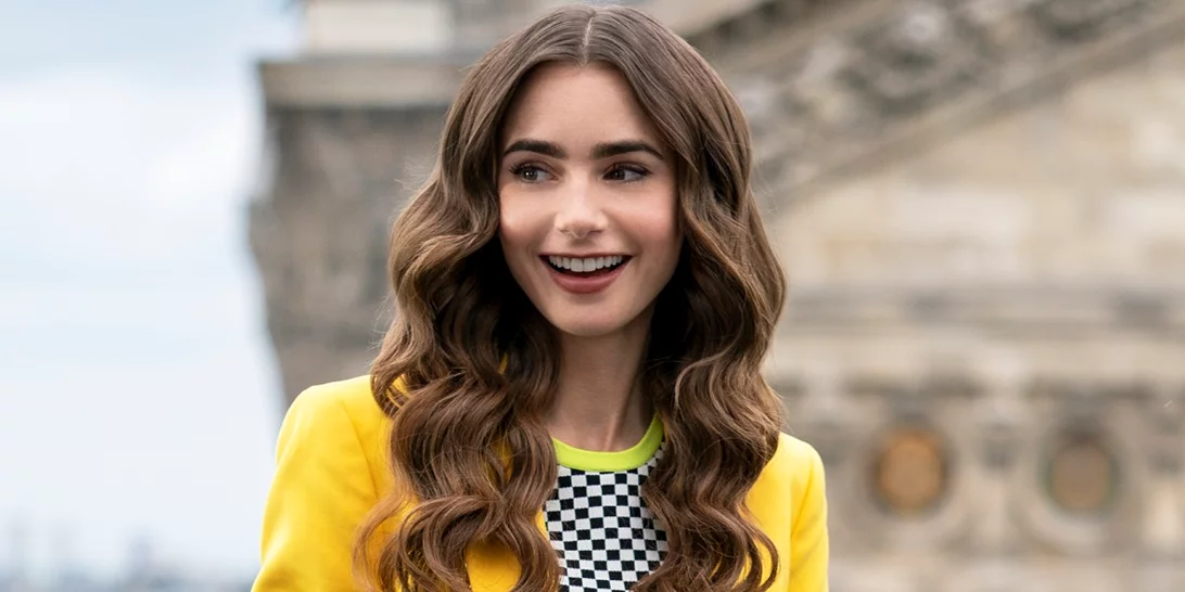 Η "Emily in Paris" με την τσάντα από τη Mango που θα κρατάμε όλο το καλοκαίρι