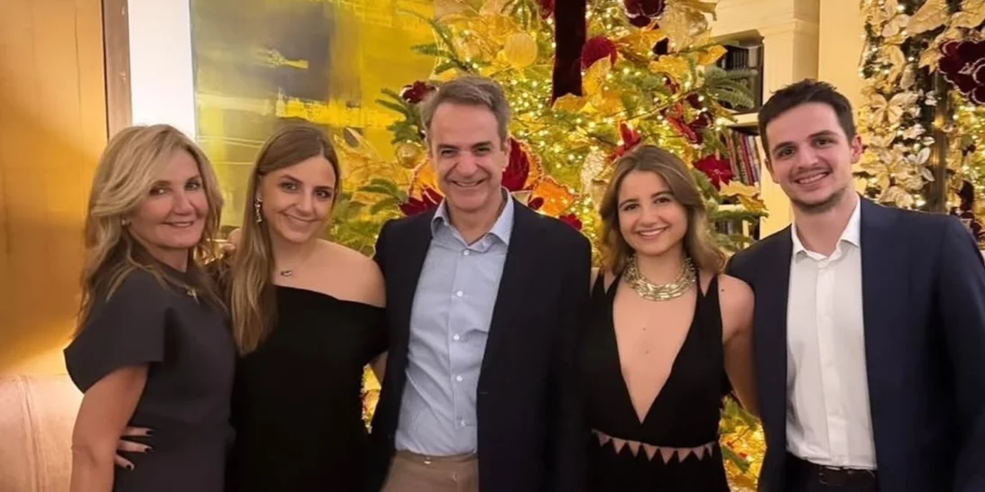 Σοφία και Δάφνη Μητσοτάκη | Το off shoulder φόρεμα και το μαύρο mini φόρεμα που επέλεξαν για την Πρωτοχρονιά