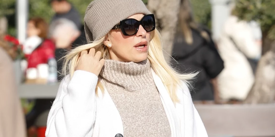 Όπως δεν την έχουμε ξαναδεί | Η Ελένη Μενεγάκη με φαρδιά λευκά ρούχα και τα παπούτσια της σεζόν