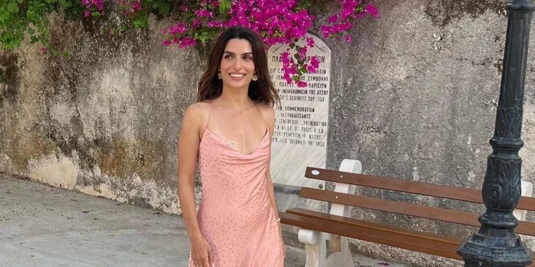 Καλεσμένη σε γάμο | Πώς θα στρώνουν σωστά τα φορέματα στη σιλουέτα σου; Η Τόνια Σωτηροπούλου έχει το τέλειο tip