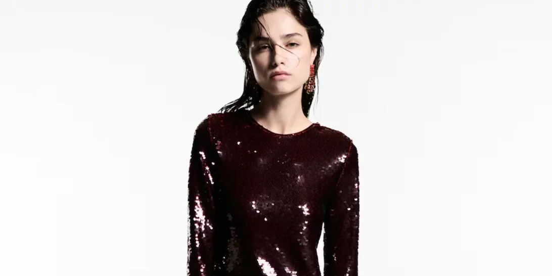 Αυτό το μπορντό φόρεμα με παγέτες από τη Mango είναι το hero piece για τα ρεβεγιόν των γιορτών