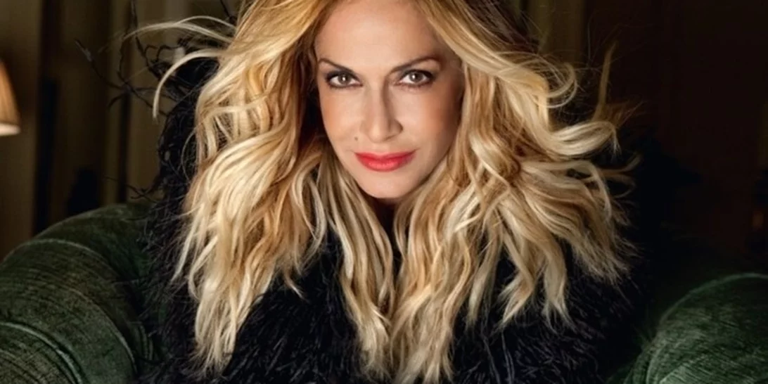 Άννα Βίσση & Νίκος Καρβέλας | Ποζάρουν μαζί με την ενός έτους κόρη τους στο σαλόνι του σπιτιού τους στη Φιλοθέη