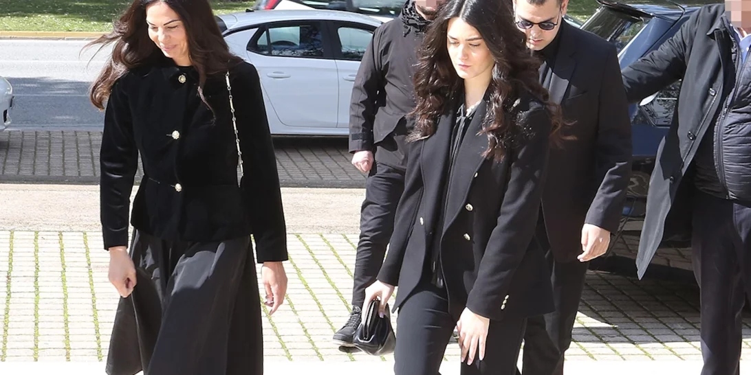 Χρήστος & Μάιρα Κούγια | Με τη μητέρα τους, Εύη Βατίδου στο τελευταίο αντίο στον Αλέξη Κούγια