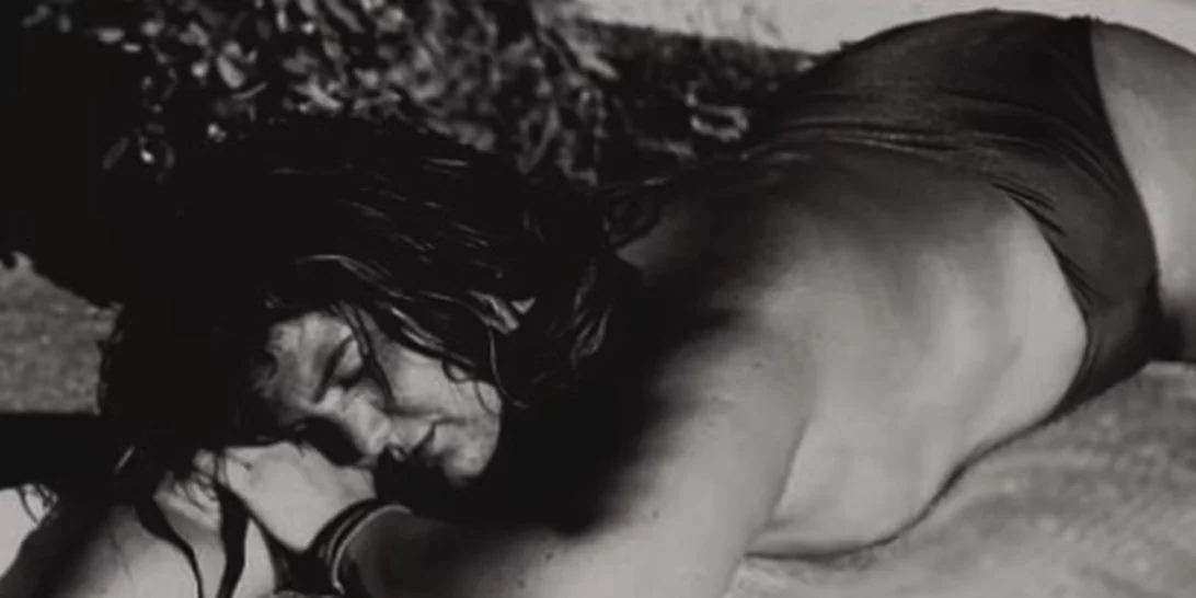 Δανάη Μπάρκα | Ποζάρει topless και στέλνει το πιο empowering μήνυμα