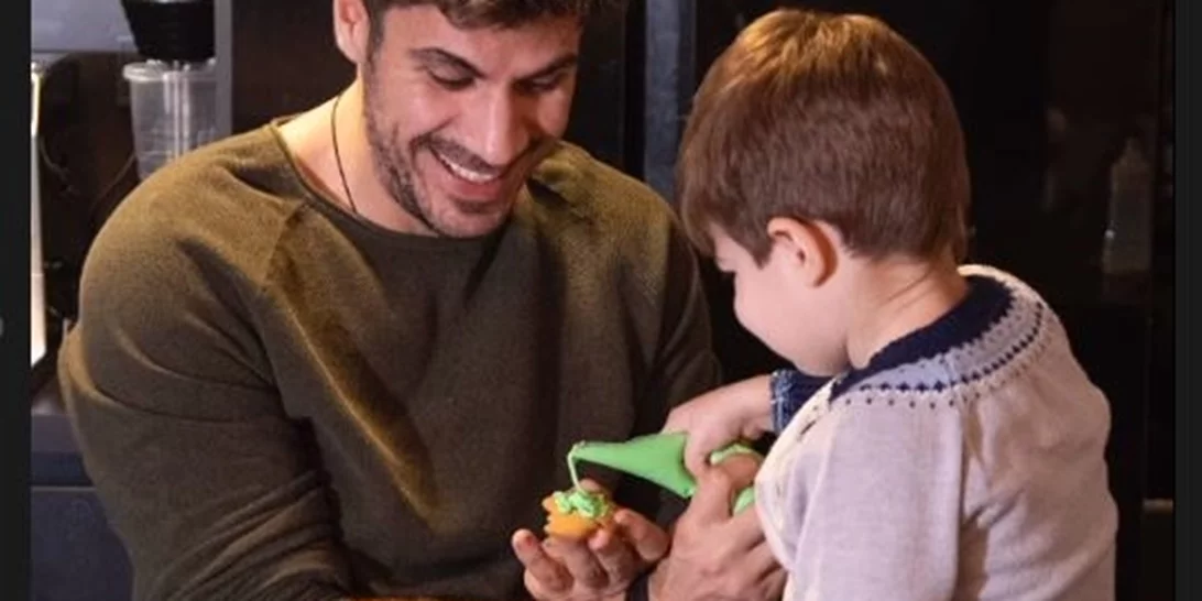 Άκης Πετρετζίκης | Φτιάχνει gingerbread cookies με τον Αχιλλέα στην κουζίνα του σπιτιού τους