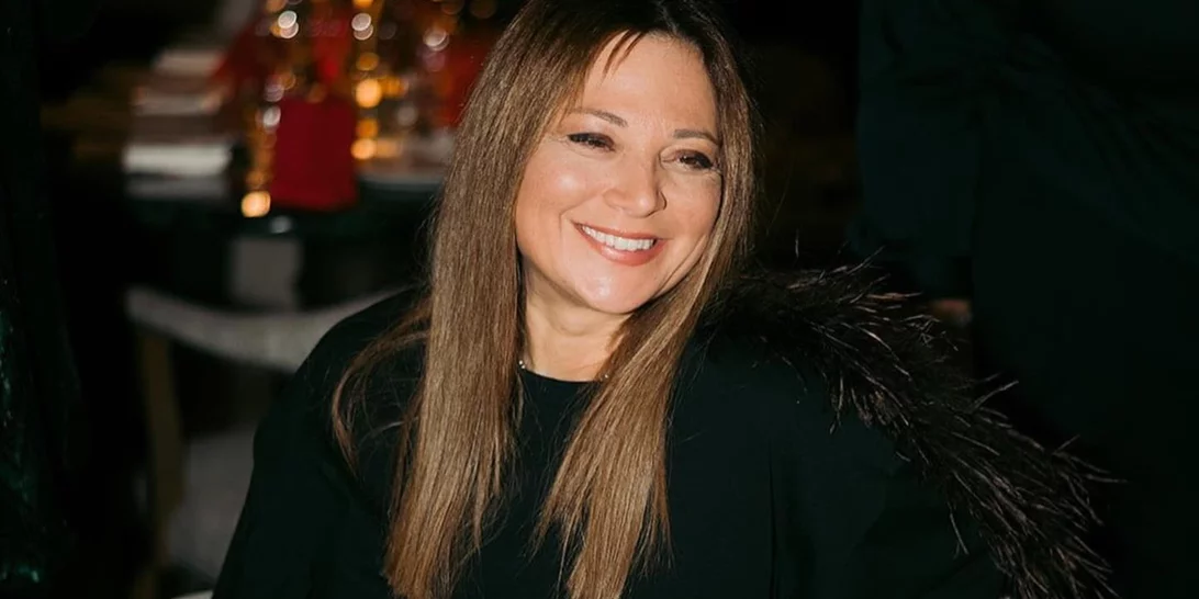 Η Νάνσυ Ζαμπέτογλου με το λευκό παντελόνι από τη Zara που θα φορέσεις με άπειρους τρόπους