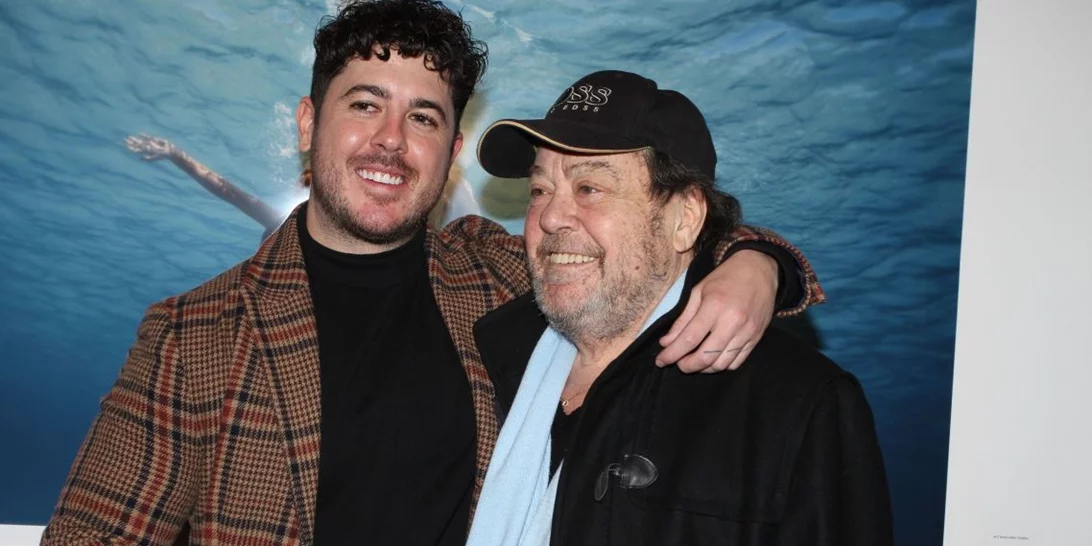 Ο Μιχαήλ Βαρθακούρης φωτογραφίζει τον Γιάννη Πάριο στο πιάνο του | Η σπάνια φωτογραφία από το σπίτι του