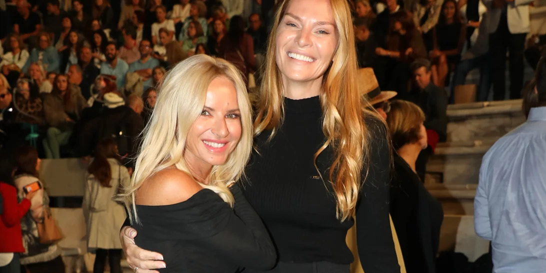 Μαρία Μπεκατώρου | Ποζάρει χαμογελαστή στο Ηρώδειο πλάι στην καλή της φίλη, Υβόννη Μπόσνιακ