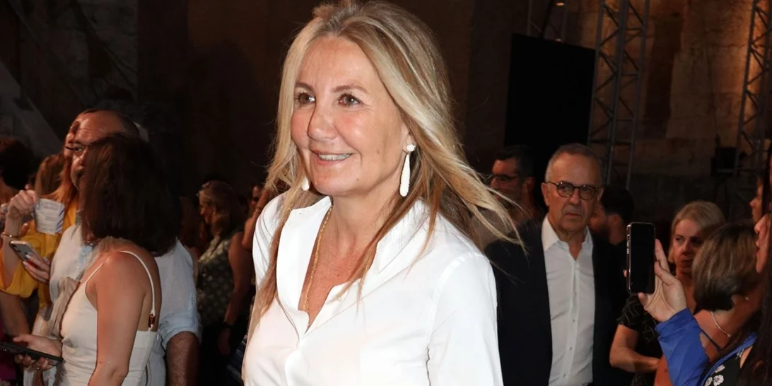 Η Μαρέβα Μητσοτάκη με μαύρο κοστούμι και slingback γόβες στην 88η ΔΕΘ