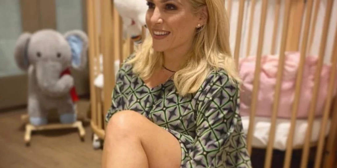 Τζένη Μπότση | Διακοπές στην Ικαρία με την κόρη της - Η φωτογραφία με την κατάξανθη Αλίκη