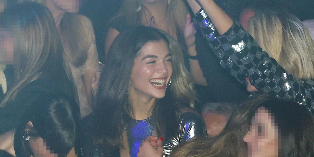 Από το Λονδίνο στον Βοτανικό | Η εμφάνιση της Μελίνας Νικολαΐδη στην πρεμιέρα της Δέσποινας Βανδή