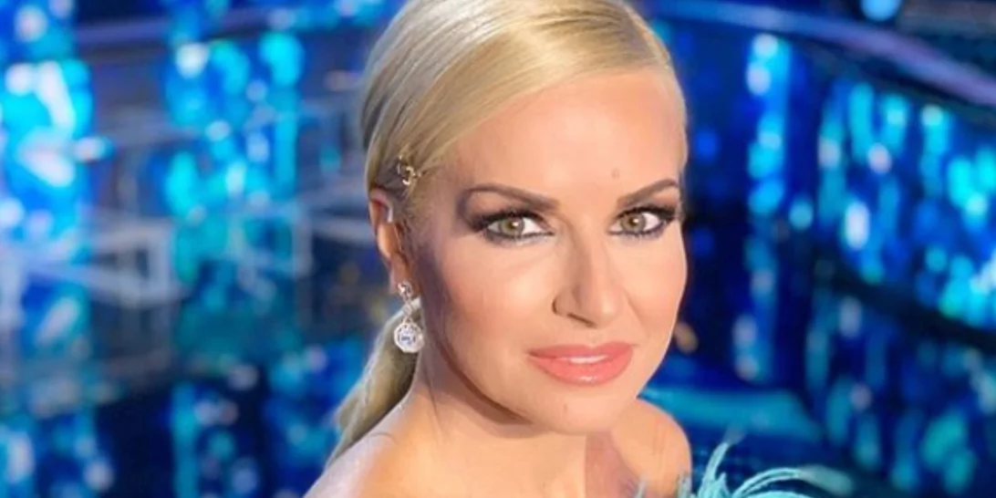 Στα πούπουλα από τον στιλίστα της η Μαρία Μπεκατώρου | Το look στο 3ο YFSF All Star