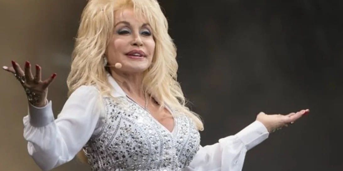 "Δεν πέθανα ακόμη" διαβεβαιώνει η Dolly Parton διαψεύδοντας τις φήμες που τη θέλουν ετοιμοθάνατη