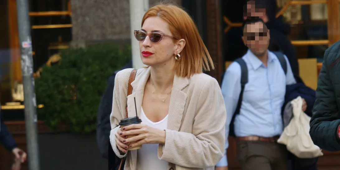 Κοστούμι με sneakers; Κι όμως η Μαρία Ηλιάκη θα σε πείσει να αντιγράψεις τον πιο cool συνδυασμό