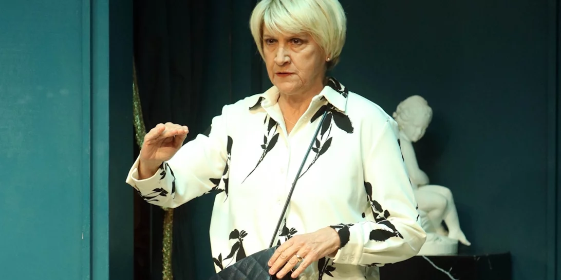 Κηδεία Καίτης Κωνσταντίνου | Υποβασταζόμενη η μητέρα της στην Εκκλησία