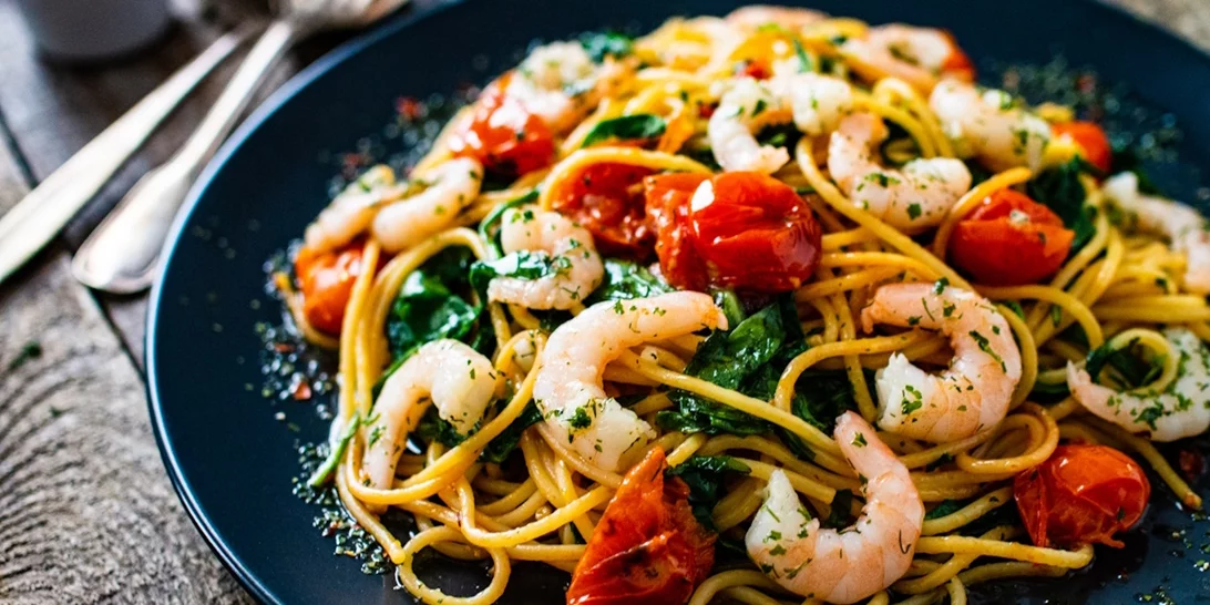 Φτιάξε και εσύ τη νηστίσιμη γαριδομακαρονάδα του Άκη Πετρετζίκη σε ένα σκεύος