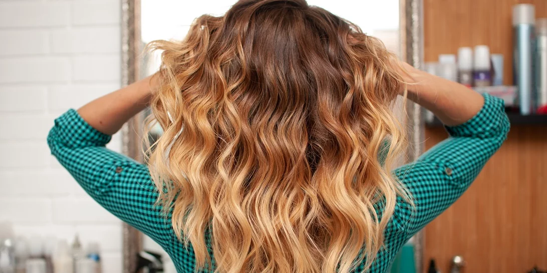 Ξέρουμε πώς να βρεις την ιδανική απόχρωση για τα μαλλιά σου και πώς να τα βάψεις τέλεια μόνη σου στο σπίτι