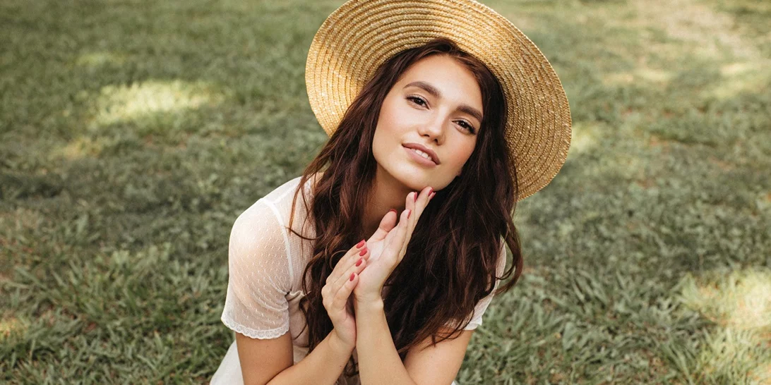 Τα καλύτερα αντηλιακά με χρώμα του φετινού καλοκαιριού για προστασία και φυσική κάλυψη