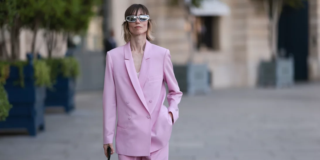 Αυτό το λινό powder pink κοστούμι από τη Stradivarius είναι η απόλυτη επιλογή για ένα professional look με girly vibe