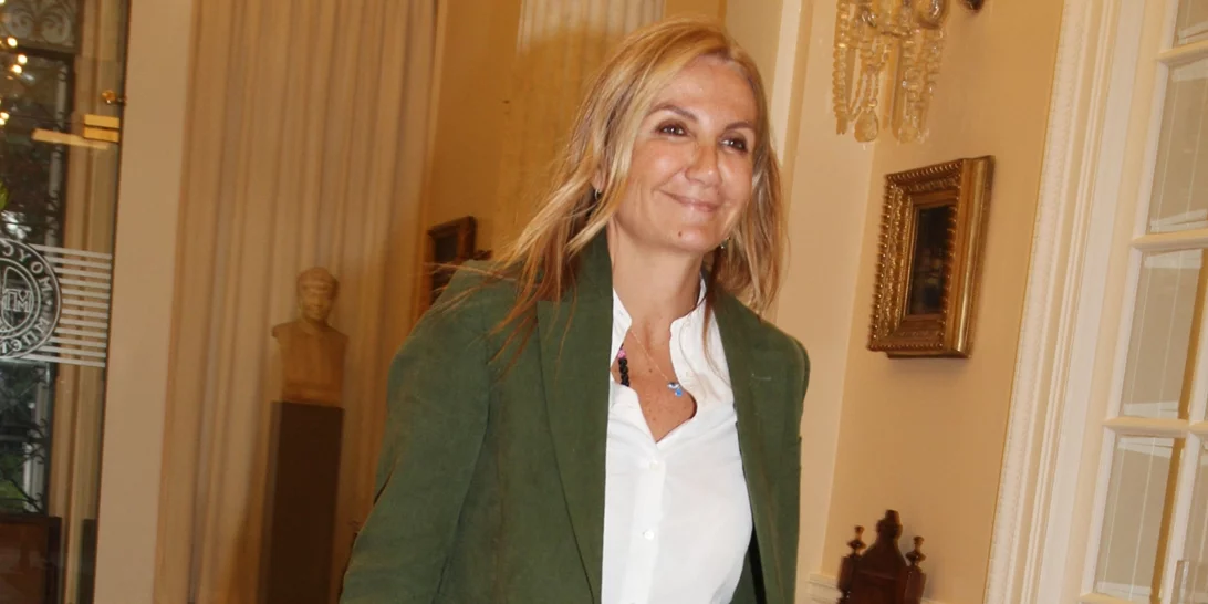 Η εμφάνιση της Μαρέβας Μητσοτάκη με total white look στο Ηρώδειο