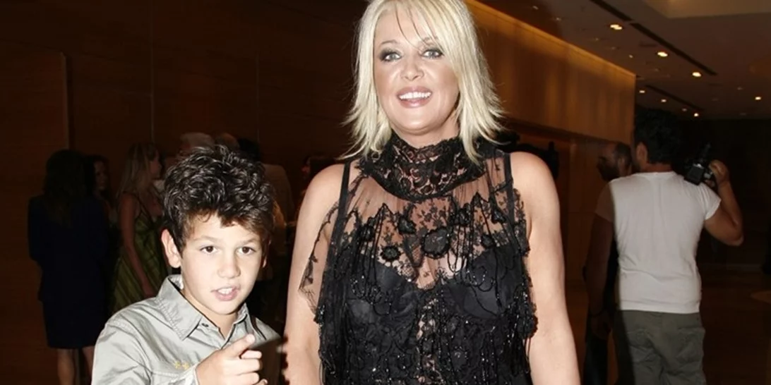 18 χρόνια πριν | Η Ρούλα Κορομηλά με τον γιο του πρώην συζύγου της Νάσου Γαλακτερού