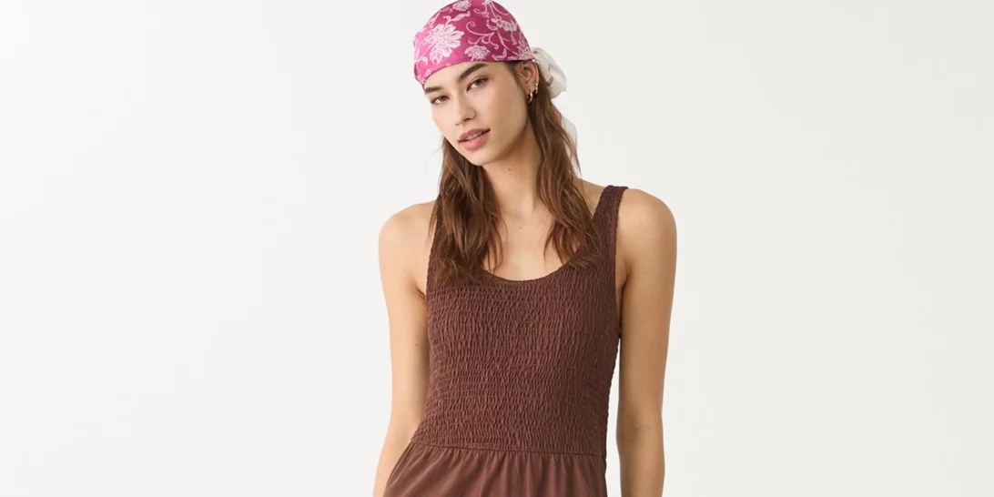 Αυτό το χυτό mocha mousse φόρεμα είναι το staple του καλοκαιριού και θα το βρεις με μόλις 15,59 ευρώ