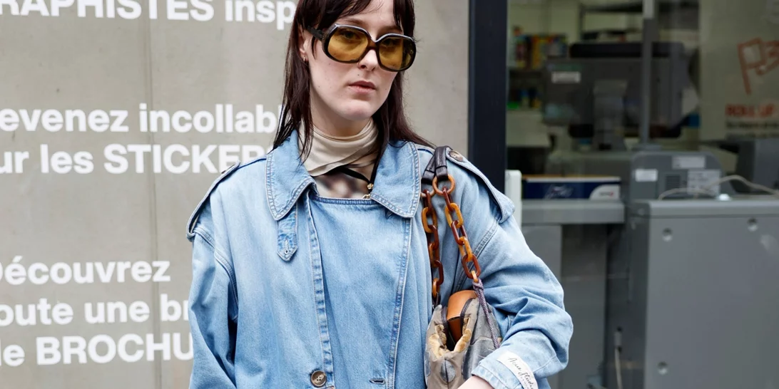 Η καμπαρντίνα που θα φοράς αυτήν την άνοιξη έχει denim υφή και ταιριάζει με όλα σου τα ρούχα