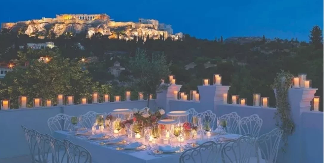 Εστιατόρια και μπαρ σε ταράτσες και αυλές για την Πανσέληνο του Αυγούστου