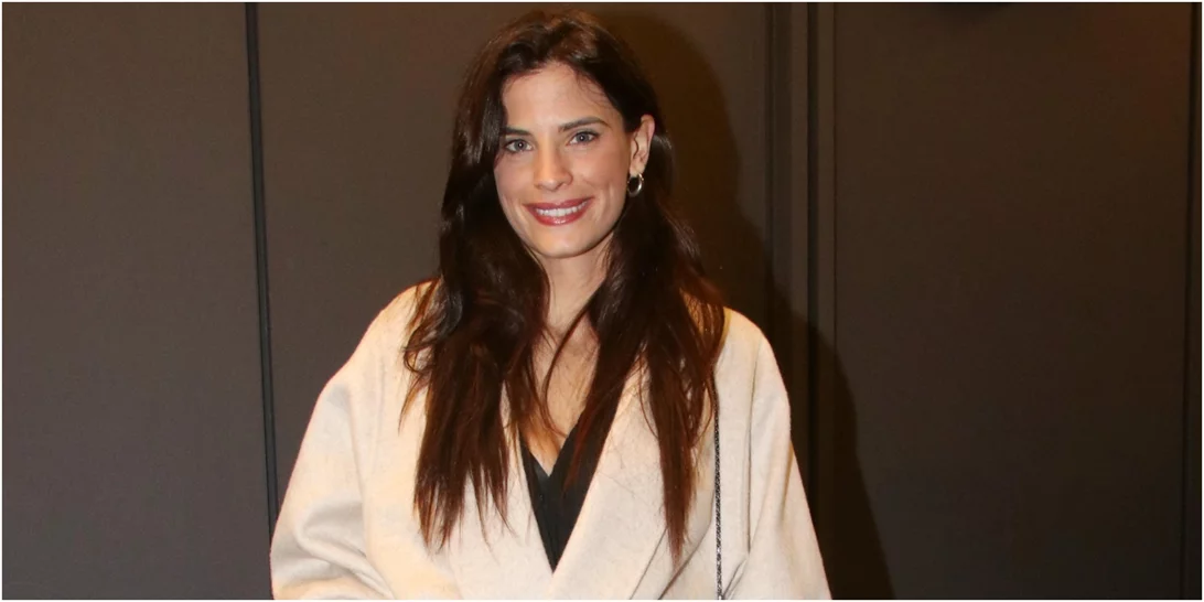 H Χριστίνα Μπόμπα φόρεσε το ιδανικό τοπ για τη μεταβατική περίοδο