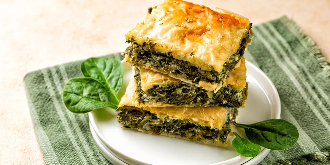 Η σπανακοτυρόπιτα της τεμπέλας του Άκη Πετρετζίκη | Η εύκολη και γρήγορη συνταγή που δεν ήξερες ότι χρειάζεσαι
