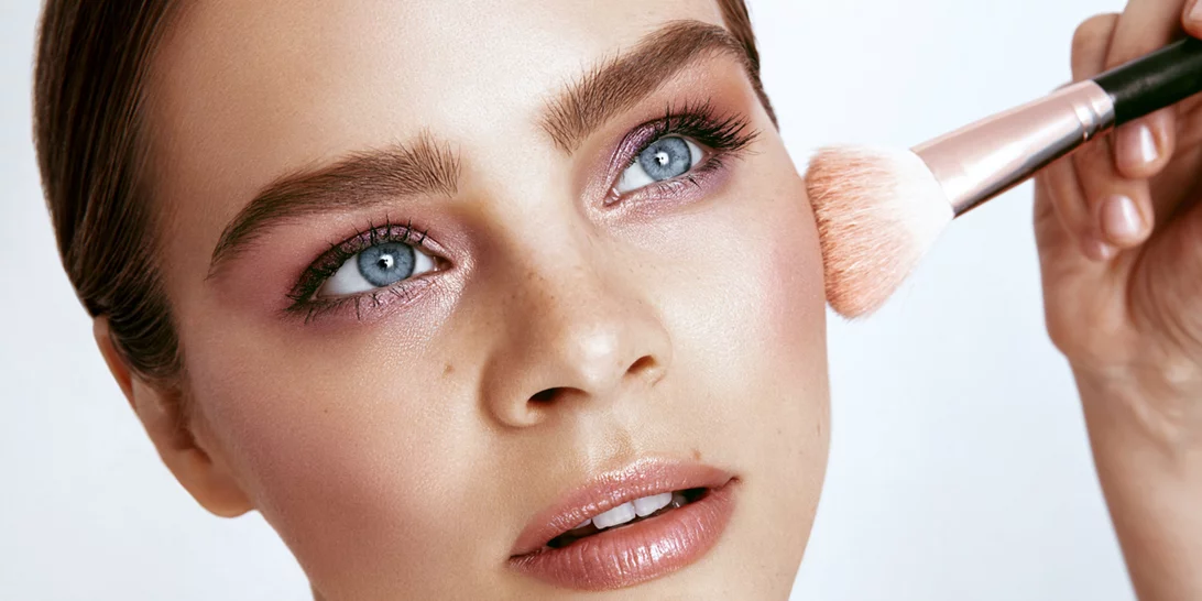 Πώς να φορέσεις το ρουζ για να "αλλάξεις" το πρόσωπό σου