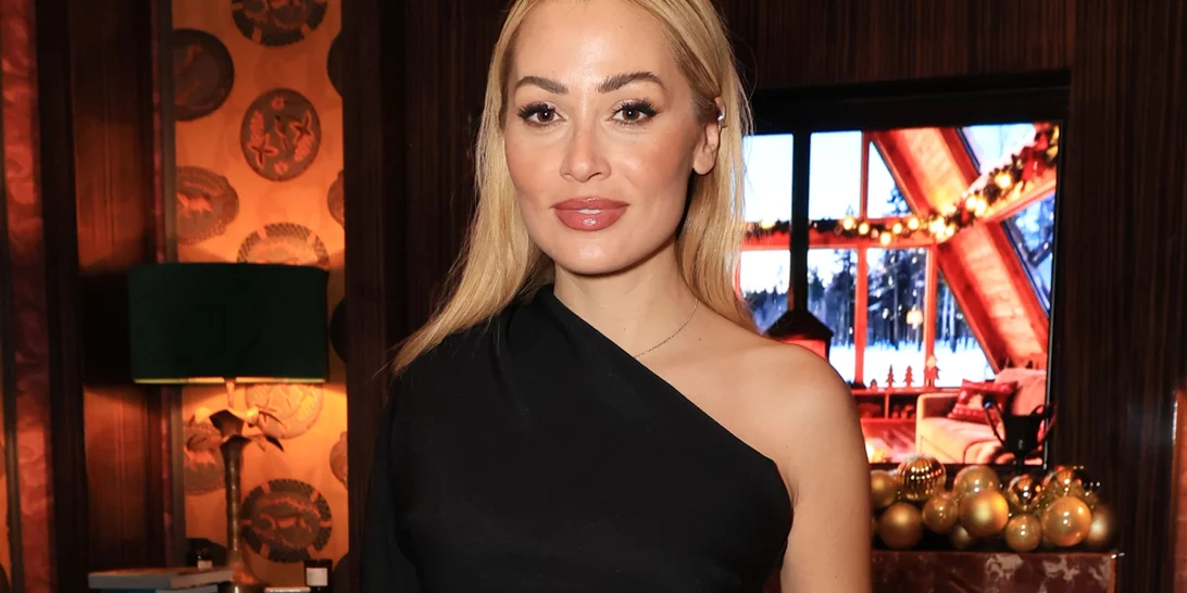 Ελένη Βουλγαράκη | Με υπέροχο βραδινό σύνολο σε χριστουγεννιάτικο δείπνο