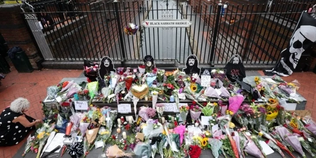 Στο Μπέρμιγχαμ, οι θαυμαστές του Όζι Όζμπορν αποτίουν φόρο τιμής στο "είδωλο της πόλης"