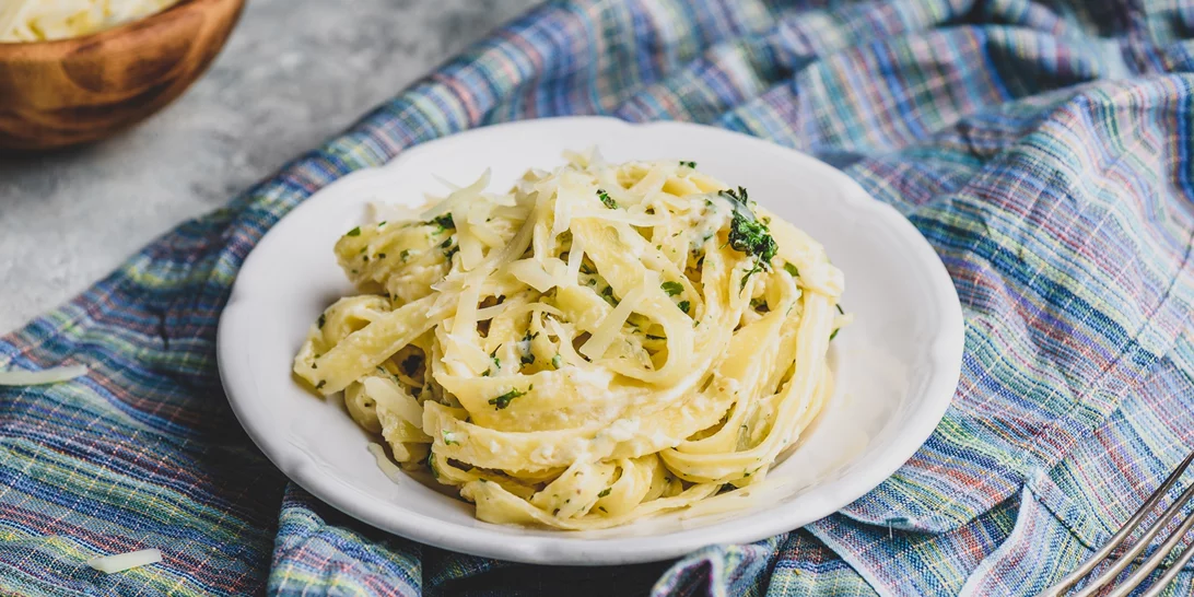 Τι να μαγειρέψω σήμερα; Η light μακαρονάδα με κρεμώδη σάλτσα ανθότυρου, χωρίς κρέμα γάλακτος που πρέπει να δοκιμάσεις