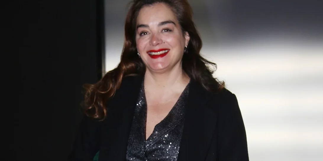 Εντυπωσιακή η Γωγώ Μπρέμπου με animal print φόρεμα