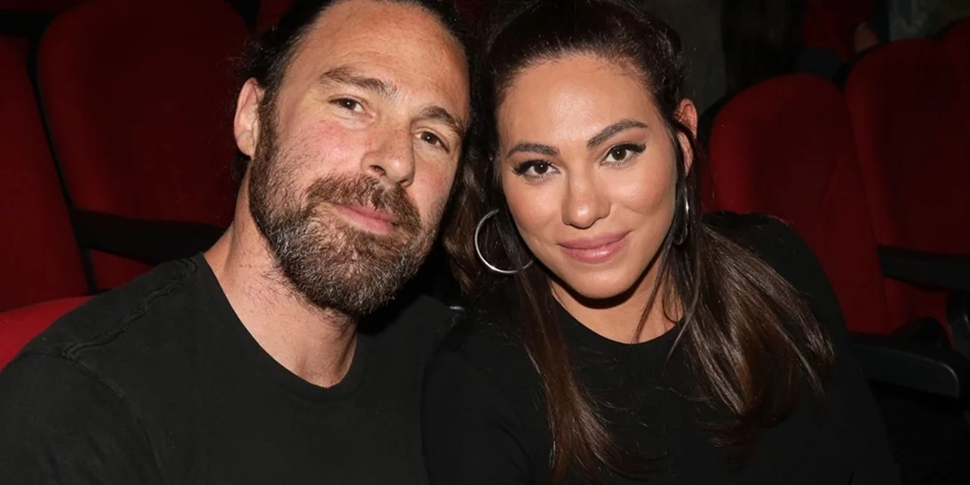 Η Ευρυδίκη Βαλαβάνη με denim παντελόνι και μαύρο top που τόνιζε την φουσκωμένη κοιλίτσα της