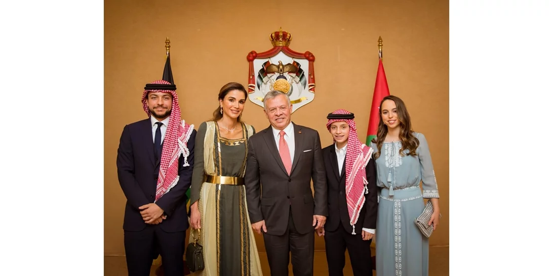 Η νέα "πριγκίπισσα" της Ιορδανίας επέλεξε φόρεμα του Έλληνα σχεδιαστή Christos Costarellos για τον αρραβώνα της