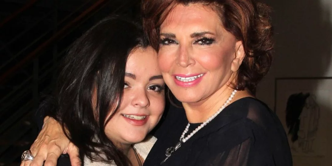 Μιμή & Μαριτίνα Ντενίση | Ψήφισαν μαζί - Με ψηλόμεσο τζιν και crop top η κόρη της πρωταγωνίστριας