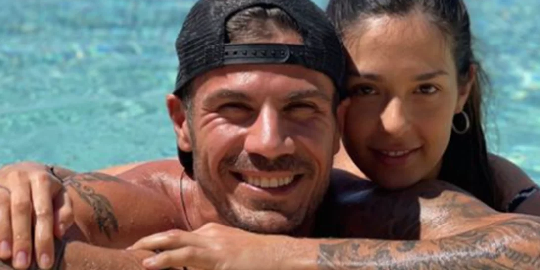 Άκης Πετρετζίκης - Κωνσταντίνα Παπαμιχαήλ | Παντρεύονται λίγο αφότου έγιναν γονείς