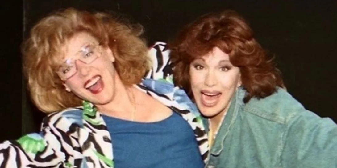 Μια αγκαλιά γεμάτη αναμνήσεις | Η Μαίρη Χρονοπούλου και η Μάρω Κοντού σε ένα σπάνιο καλοκαιρινό στιγμιότυπο