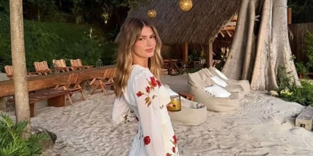 Η Αμαλία Κωστοπούλου σε εξωτική βραδιά με τον σύντροφό της - Στην αμμουδιά με κιθάρες