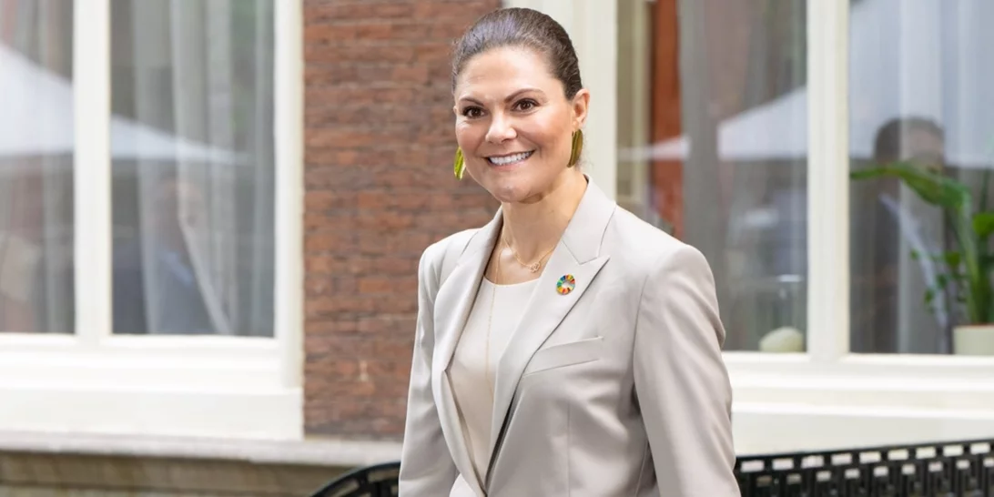 Η πριγκίπισσα Βικτώρια φόρεσε τα πιο διάσημα λευκά sneakers σε ένα φθινοπωρινό look