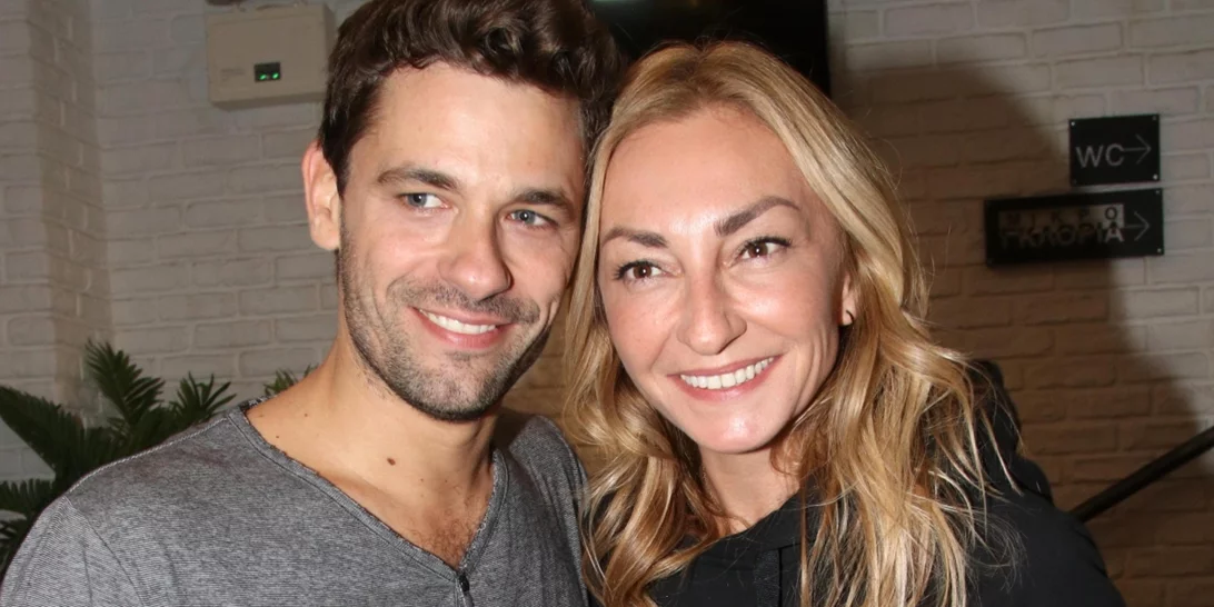 "Στα 7 χρόνια ή χωρίζεις ή παντρεύεσαι" | Οι αδημοσίευτες φωτογραφίες από τον boho γάμο της Ρούλας Ρέβη και του Aποστόλη Τότσικα