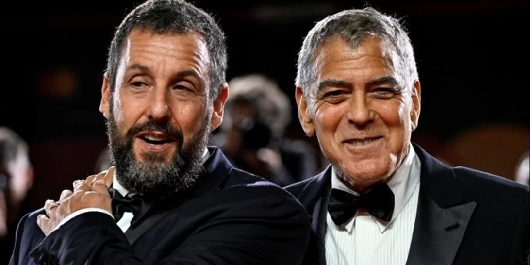 Eντυπωσιακή η πρεμιέρα του "Jay Kelly" με τον George Clooney να δίνει τελικά το παρών στο κόκκινο χαλί